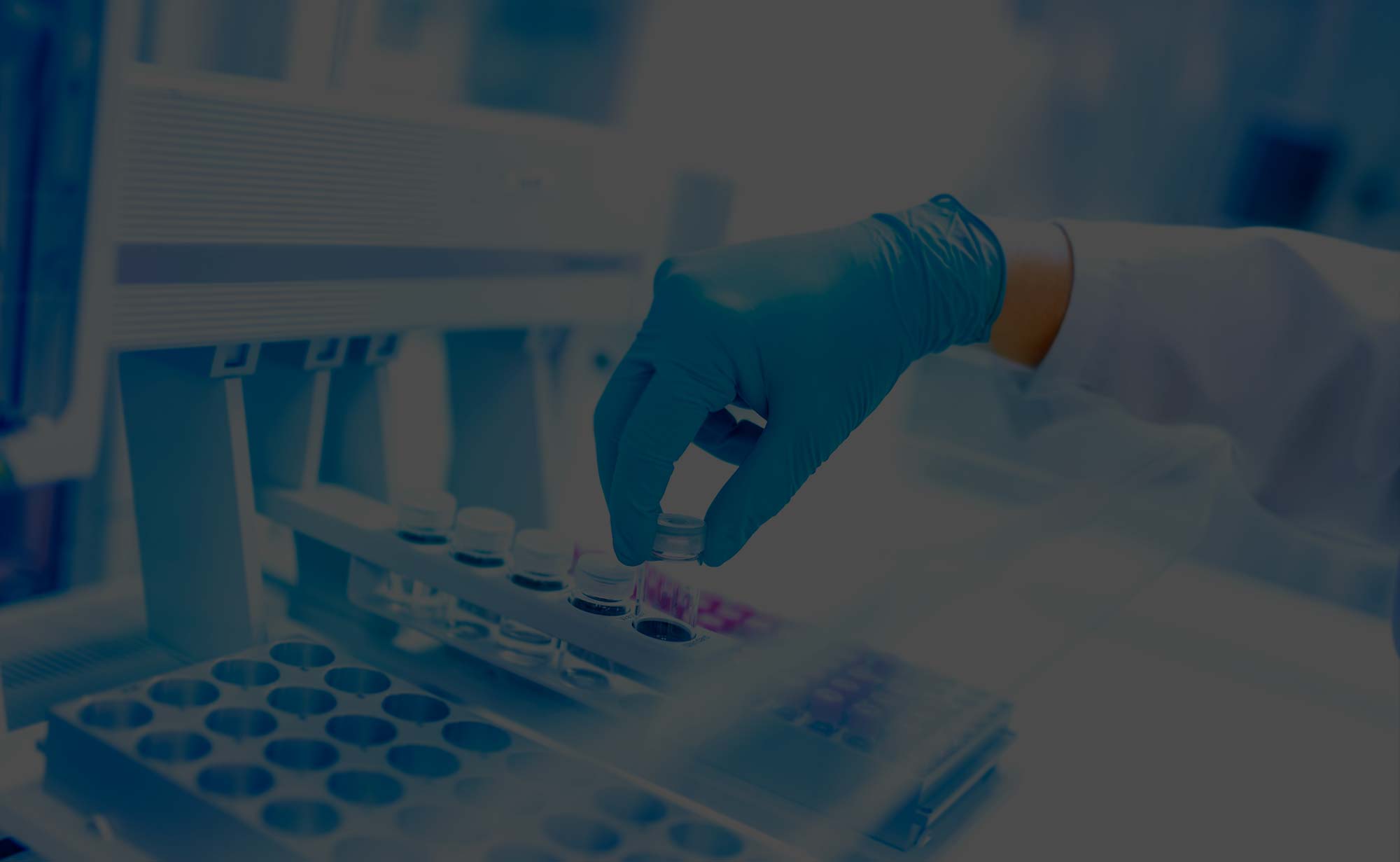 Coleta e análise de amostras em laboratório, imagem do site institucional do CRG Canedo